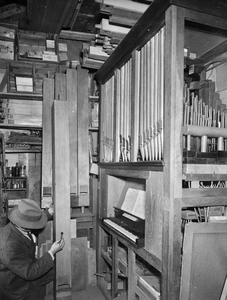 400176 Afbeelding van een orgelbouwer tijdens de bouw van een orgel te Baarn.
